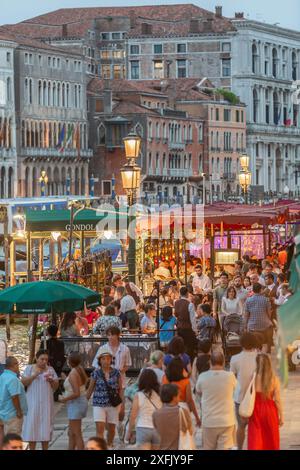 Venedig, Italien - 20. Juni 2024: Gäste genießen ein Abendessen im Restaurant in der Nähe der Rialtobrücke in Venedig, Italien. Stockfoto