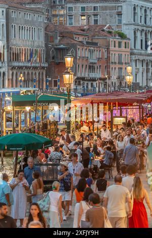 Venedig, Italien - 20. Juni 2024: Gäste genießen ein Abendessen im Restaurant in der Nähe der Rialtobrücke in Venedig, Italien. Stockfoto