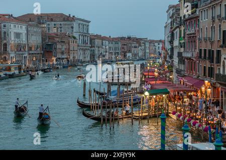 Venedig, Italien - 20. Juni 2024: Gäste genießen ein Abendessen im Restaurant in der Nähe der Rialtobrücke in Venedig, Italien. Stockfoto