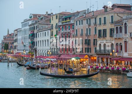 Venedig, Italien - 20. Juni 2024: Gäste genießen ein Abendessen im Restaurant in der Nähe der Rialtobrücke in Venedig, Italien. Stockfoto