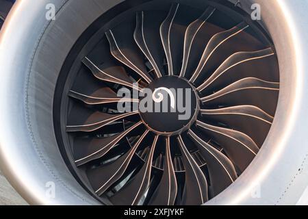 Nahaufnahme eines Turbofan-Triebwerks eines Verkehrsflugzeugs Stockfoto