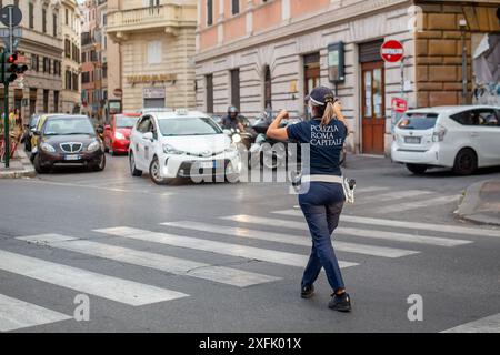 Rom, Italien - 29. Juni 2024: Polizeibeamter, der den Verkehr auf den Straßen von Rom, Italien, leitet. Stockfoto