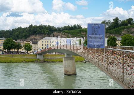 Salzburg, Österreich. 30. Juni 2024. Eine Salzachbrücke mit Liebesschlössern im Stadtzentrum Stockfoto