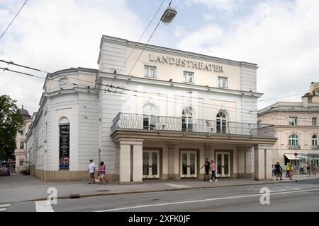 Salzburg, Österreich. 30. Juni 2024. Außenansicht des Landestheaters in der Innenstadt Stockfoto