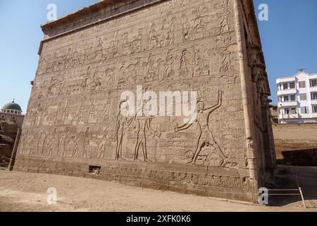 Außenwände mit Schlagszene im Tempel von Khnum in Esna, Ägypten Stockfoto