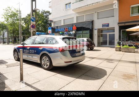 Salzburg, Österreich. 30. Juni 2024. Ein Polizeiauto parkt vor der Polizeiwache im Stadtzentrum Stockfoto