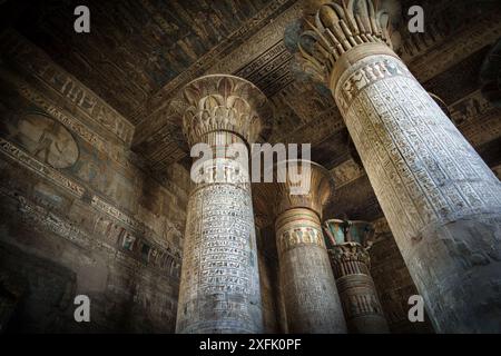 Neu gesäuberte Säulenkapitelle im Tempel von Khnum in Esna, Ägypten Stockfoto