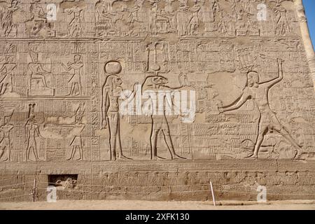 Außenwände mit Schlagszene im Tempel von Khnum in Esna, Ägypten Stockfoto