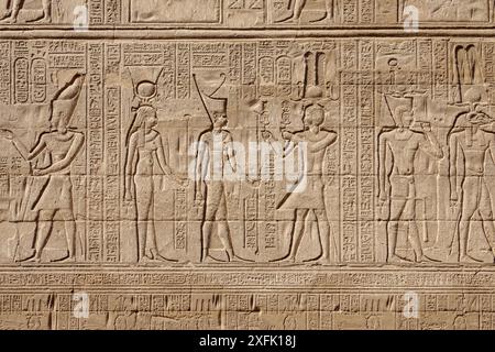 Außenwände am Tempel von Khnum in Esna, Ägypten Stockfoto