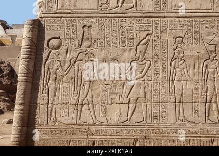 Außenwände am Tempel von Khnum in Esna, Ägypten Stockfoto