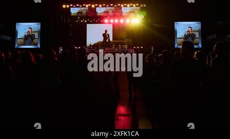 Pamplona. Navarra. juli 2024. Música. Concierto Concierto de Luis Miguel en el Navarra Arena de Pamplona ante más de 7,000 espectadores dentro de su gira 'Tour 2024', con la que el cantante mexicano vuelve a actuar en españolas tras 11 años sin cantar en tierras España, en Pamplona a 3 de julio de 2024. Crédito: Iñigo Alzugaray/Cordon Press Konzert von Luis Miguel in der Navarra Arena in Pamplona vor mehr als 7.000 Zuschauern im Rahmen seiner Tour 2024, mit der der mexikanische Sänger nach 11 Jahren wieder in Spanien auftritt, ohne auf spanischem Boden zu singen. Wellen, in Pamplona Stockfoto