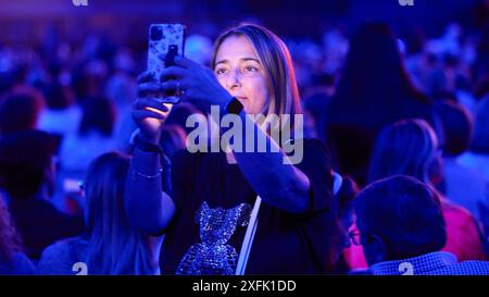 Pamplona. Navarra. juli 2024. Música. Concierto Concierto de Luis Miguel en el Navarra Arena de Pamplona ante más de 7,000 espectadores dentro de su gira 'Tour 2024', con la que el cantante mexicano vuelve a actuar en españolas tras 11 años sin cantar en tierras España, en Pamplona a 3 de julio de 2024. Crédito: Iñigo Alzugaray/Cordon Press Konzert von Luis Miguel in der Navarra Arena in Pamplona vor mehr als 7.000 Zuschauern im Rahmen seiner Tour 2024, mit der der mexikanische Sänger nach 11 Jahren wieder in Spanien auftritt, ohne auf spanischem Boden zu singen. Wellen, in Pamplona Stockfoto
