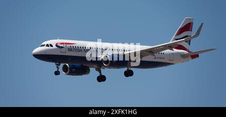 Teneriffa, Spanien, 23. juni 2024. Airbus A320-232 British Airways Airlines fliegt am blauen Himmel. Landet am Flughafen Teneriffa Stockfoto