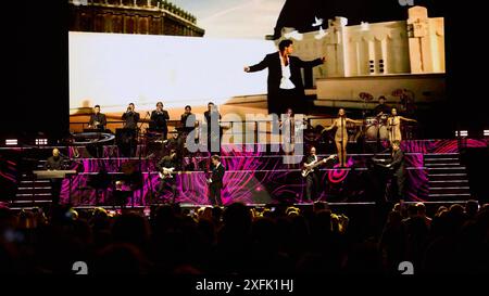 Pamplona. Navarra. juli 2024. Música. Concierto Concierto de Luis Miguel en el Navarra Arena de Pamplona ante más de 7,000 espectadores dentro de su gira 'Tour 2024', con la que el cantante mexicano vuelve a actuar en españolas tras 11 años sin cantar en tierras España, en Pamplona a 3 de julio de 2024. Crédito: Iñigo Alzugaray/Cordon Press Konzert von Luis Miguel in der Navarra Arena in Pamplona vor mehr als 7.000 Zuschauern im Rahmen seiner Tour 2024, mit der der mexikanische Sänger nach 11 Jahren wieder in Spanien auftritt, ohne auf spanischem Boden zu singen. Wellen, in Pamplona Stockfoto