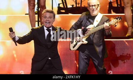 Pamplona. Navarra. juli 2024. Música. Concierto Concierto de Luis Miguel en el Navarra Arena de Pamplona ante más de 7,000 espectadores dentro de su gira 'Tour 2024', con la que el cantante mexicano vuelve a actuar en españolas tras 11 años sin cantar en tierras España, en Pamplona a 3 de julio de 2024. Crédito: Iñigo Alzugaray/Cordon Press Konzert von Luis Miguel in der Navarra Arena in Pamplona vor mehr als 7.000 Zuschauern im Rahmen seiner Tour 2024, mit der der mexikanische Sänger nach 11 Jahren wieder in Spanien auftritt, ohne auf spanischem Boden zu singen. Wellen, in Pamplona Stockfoto