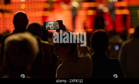 Pamplona. Navarra. juli 2024. Música. Concierto Concierto de Luis Miguel en el Navarra Arena de Pamplona ante más de 7,000 espectadores dentro de su gira 'Tour 2024', con la que el cantante mexicano vuelve a actuar en españolas tras 11 años sin cantar en tierras España, en Pamplona a 3 de julio de 2024. Crédito: Iñigo Alzugaray/Cordon Press Konzert von Luis Miguel in der Navarra Arena in Pamplona vor mehr als 7.000 Zuschauern im Rahmen seiner Tour 2024, mit der der mexikanische Sänger nach 11 Jahren wieder in Spanien auftritt, ohne auf spanischem Boden zu singen. Wellen, in Pamplona Stockfoto