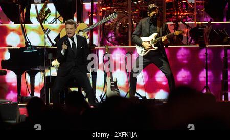 Pamplona. Navarra. juli 2024. Música. Concierto Concierto de Luis Miguel en el Navarra Arena de Pamplona ante más de 7,000 espectadores dentro de su gira 'Tour 2024', con la que el cantante mexicano vuelve a actuar en españolas tras 11 años sin cantar en tierras España, en Pamplona a 3 de julio de 2024. Crédito: Iñigo Alzugaray/Cordon Press Konzert von Luis Miguel in der Navarra Arena in Pamplona vor mehr als 7.000 Zuschauern im Rahmen seiner Tour 2024, mit der der mexikanische Sänger nach 11 Jahren wieder in Spanien auftritt, ohne auf spanischem Boden zu singen. Wellen, in Pamplona Stockfoto