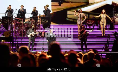 Pamplona. Navarra. juli 2024. Música. Concierto Concierto de Luis Miguel en el Navarra Arena de Pamplona ante más de 7,000 espectadores dentro de su gira 'Tour 2024', con la que el cantante mexicano vuelve a actuar en españolas tras 11 años sin cantar en tierras España, en Pamplona a 3 de julio de 2024. Crédito: Iñigo Alzugaray/Cordon Press Konzert von Luis Miguel in der Navarra Arena in Pamplona vor mehr als 7.000 Zuschauern im Rahmen seiner Tour 2024, mit der der mexikanische Sänger nach 11 Jahren wieder in Spanien auftritt, ohne auf spanischem Boden zu singen. Wellen, in Pamplona Stockfoto