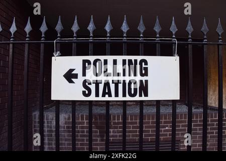 London, Großbritannien. Juli 2024. Ein Schild an einer Wahlstation in Zentral-London, als die Wahlen bei den britischen Parlamentswahlen beginnen. Quelle: SOPA Images Limited/Alamy Live News Stockfoto