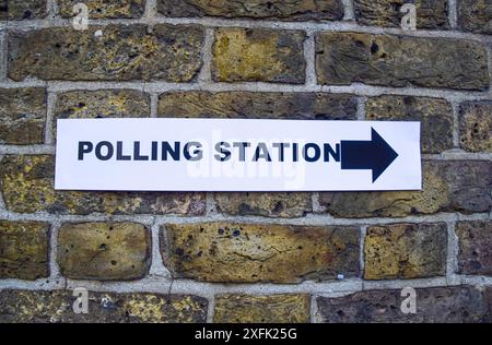 London, Großbritannien. Juli 2024. Ein Schild an einer Wahlstation in Zentral-London, als die Wahlen bei den britischen Parlamentswahlen beginnen. Quelle: SOPA Images Limited/Alamy Live News Stockfoto