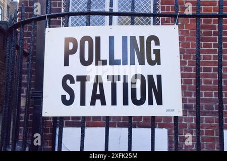 London, Großbritannien. Juli 2024. Ein Schild an einer Wahlstation in Zentral-London, als die Wahlen bei den britischen Parlamentswahlen beginnen. Quelle: SOPA Images Limited/Alamy Live News Stockfoto