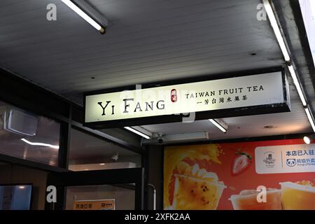 Beleuchtetes Schild Yi Fang Taiwan Fruit Tea hängt von der Markise über dem Eingang des Teeläden Stockfoto