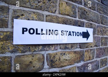 London, Großbritannien. Juli 2024. Ein Schild an einer Wahlstation in Zentral-London, als die Wahlen bei den britischen Parlamentswahlen beginnen. (Foto: Vuk Valcic/SOPA Images/SIPA USA) Credit: SIPA USA/Alamy Live News Stockfoto