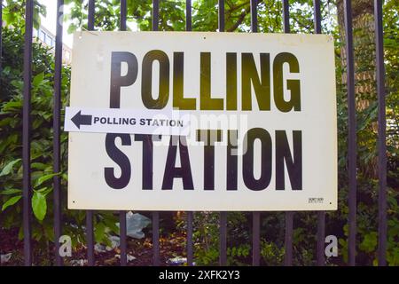 London, Großbritannien. Juli 2024. Ein Schild an einer Wahlstation in Zentral-London, als die Wahlen bei den britischen Parlamentswahlen beginnen. (Foto: Vuk Valcic/SOPA Images/SIPA USA) Credit: SIPA USA/Alamy Live News Stockfoto