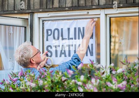 London, Großbritannien. Juli 2024. Bevor der Labour Leader eintrifft, wird Sir Keir Starmer bei den Parlamentswahlen in seinem Wahlhaus in Holborn und St. Pancras wählen. Guy Bell/Alamy Live News Stockfoto