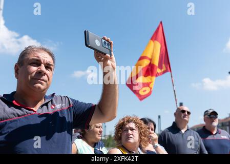 Assemblea con presidio dei lavoratori di Lear davanti Grattacielo della Regione Piemonte a Torino, Italien. - Giovedì 4 luglio 2024 - Cronaca - (Foto Matteo SECCI/LaPresse) - Versammlung und Garnison der Lear-Arbeiter vor dem Wolkenkratzer Piemont in Turin, Italien. -Donnerstag, 4. Juli 2024 - News - (Foto Matteo SECCI/LaPresse) Credit: LaPresse/Alamy Live News Stockfoto