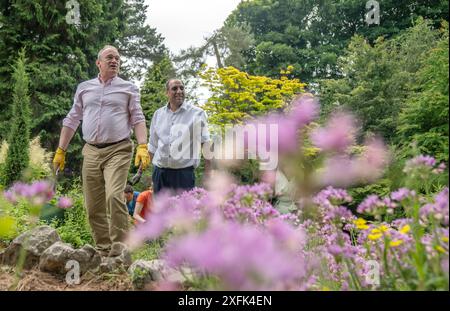 Aktenfoto vom 20. Februar 06/24 des Vorsitzenden der Liberaldemokraten Sir Ed Davey mit einem Insektenhotel während eines Besuchs in den Whinfell Quarry Gardens, Sheffield, während er sich auf dem Wahlkampfpfad befand. Der Führer der Liberaldemokraten Sir Ed Davey stürzte sich auf mehr als eine Weise in die Wahlkampagne und versuchte eine ganze Reihe actiongeladener Stunts, die die Aufmerksamkeit der stimmberechtigten Öffentlichkeit erregen sollten. Ausgabedatum: Donnerstag, 4. Juli 2024. Stockfoto