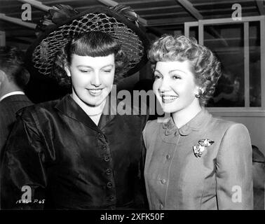 Autorin BETTY MacDonald mit der Schauspielerin CLAUDETTE COLBERT, die die Autorin in ihrem neuesten Film inszeniert, wahrscheinlich bei der Premiere von THE EGG UND I 1947 Regisseur CHESTER ERSKINE Roman Betty MacDonald Drehbuch Chester Erskine und Fred F. Finklehoffe Universal-International Pictures (UI) Stockfoto