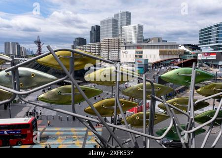 Blick auf die Hochhäuser neben dem Westfield Shopping Centre von der Installation Shoal von Studio Egret West, die am 1. Juli 2024 in London, Großbritannien, vor dem alten Stratford Centre Einkaufszentrum in der regenerierten Stratford City in London, Großbritannien, Menschen für die Olympischen Spiele 2012 willkommen heißen soll. Stratford ist heute das wichtigste Einkaufs-, Kultur- und Freizeitzentrum in East Londons. Außerdem ist es der zweitwichtigste Geschäftsstandort im Osten der Hauptstadt. Stockfoto