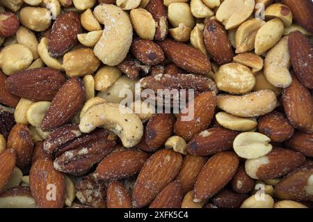 Gesalzene Mischmuttern füllen den Rahmen Stockfoto