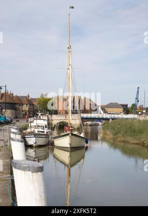 Boote, die auf dem Fluss stour in Sandwich, einem cinque-Hafen, an der Küste von kent ankern Stockfoto