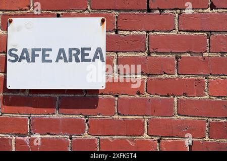 Schild auf einer Mauer mit der Aufschrift "sicherer Bereich" Stockfoto