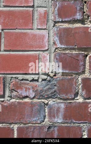 Wasserfleckiger Ziegel und Mörtel an einer alten Ziegelmauer Stockfoto