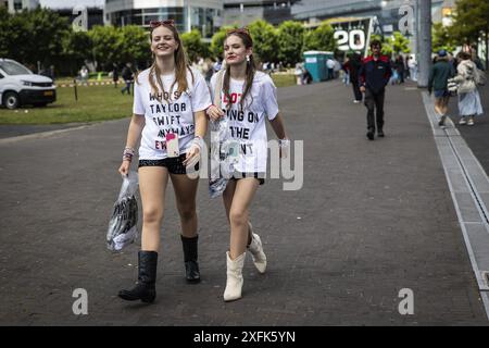 AMSTERDAM - Fans haben sich in der Johan Cruijff Arena zu einem Taylor Swift Konzert versammelt. Der Auftritt des amerikanischen Sängers ist Teil der Eras Tour. ANP DINGENA MOL niederlande Out - belgien Out Stockfoto