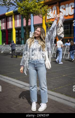 AMSTERDAM - 04.07.2024, Fans haben sich in der Johan Cruijff Arena zu einem Taylor Swift Konzert versammelt. Der Auftritt des amerikanischen Sängers ist Teil der Eras Tour. ANP DINGENA MOL niederlande Out - belgien Out Stockfoto