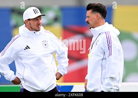 Herzogenaurach, Deutschland. Juli 2024. Fußball: Europameisterschaft, Viertelfinale, vor dem Spiel zwischen Deutschland und Spanien, Abschlusstraining Deutschland, Deutschlands Nationaltrainer Julian Nagelsmann (l) und Assistenztrainer Sandro Wagner während des Trainings. Quelle: Federico Gambarini/dpa/Alamy Live News Stockfoto