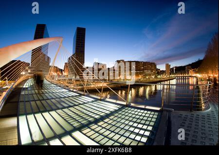 Nachtansicht des Zubizuri-Brückenprojekts von Santiago Calatrava in Bilbao, Spanien Stockfoto