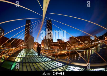 Nachtansicht des Zubizuri-Brückenprojekts von Santiago Calatrava in Bilbao, Spanien Stockfoto