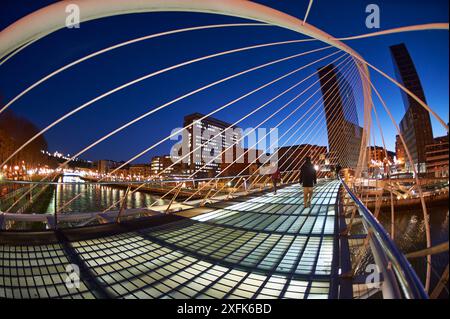 Nachtansicht des Zubizuri-Brückenprojekts von Santiago Calatrava in Bilbao, Spanien Stockfoto