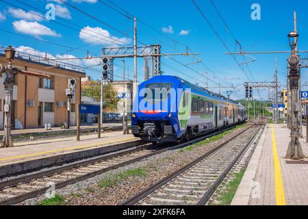 Der Zug kommt am Bahnhof Orte an. Latium, Italien Stockfoto