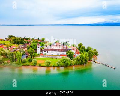 Frauenchiemsee oder Kloster Frauenworth Luftpanorama, es ist eine Benediktinerabtei auf der Insel Frauenchiemsee im Chiemsee, Bayern in Germ Stockfoto