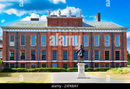 London, Vereinigtes Königreich - 5. Juli 2010: Kensington Palace im Südostflügel mit einer Statue von König Wilhelm III. Von Orange. Bronzestatue des Königs. Stockfoto