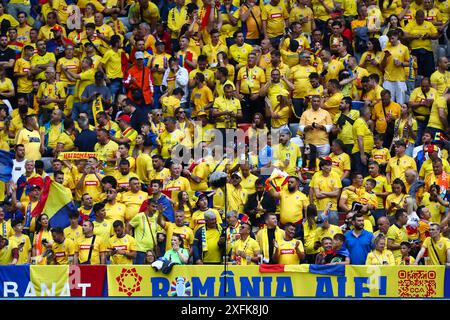 Rumänische Fans beim Achtelfinale der UEFA Euro 2024 zwischen RUMÄNIEN und DEN NIEDERLANDEN in der Allianz Arena in München Credit: Mickael Chavet/Alamy Live News Stockfoto