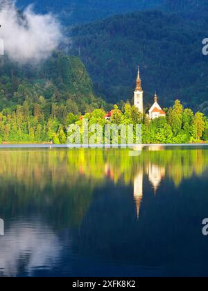 Nebel steigt über den Bleder See auf der Insel Bled bei Sunrise Bled Upper Carniola Slowenien Stockfoto