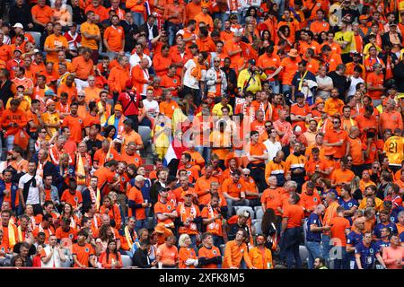 Niederländische Fans beim Achtelfinale der UEFA Euro 2024 zwischen RUMÄNIEN und DEN NIEDERLANDEN in der Allianz Arena in München Credit: Mickael Chavet/Alamy Live News Stockfoto