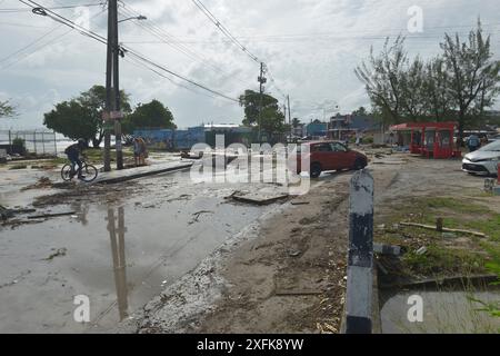 MIAMI, FLORIDA - 1. Juli: Ansicht der Schäden, die durch den Kategorie-4-Hurrikan Beryl auf dem Barbados Oistins Fish Market verursacht wurden die Mitglieder der Barbados Defense Force wurden am 1. Juli 2024 eingesetzt, um bei der Beseitigung der Nachwirkungen bei in Christ Church, Barbados, zu helfen. (Foto: JL/SIPA USA) Credit: SIPA USA/Alamy Live News Stockfoto